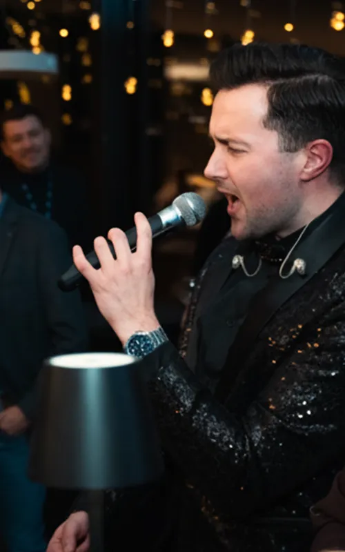 Glasbena skupina Kingsmen nastopa na teambuildingih – rock, pop rock, funk in swing.