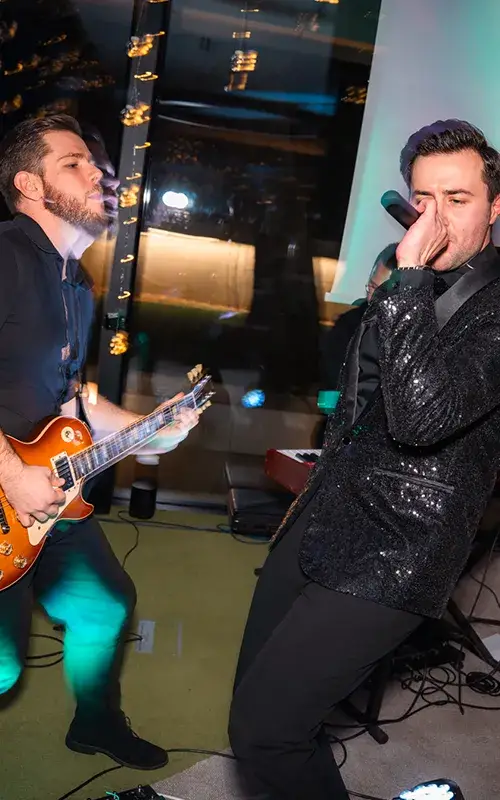 Glasbena skupina Kingsmen nastopa na rojstnih dnevih – rock, pop rock, funk in swing.